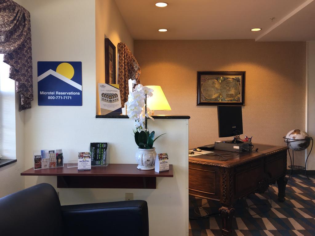 Microtel Inn & Suites By Wyndham Indianapolis Airport Bagian luar foto