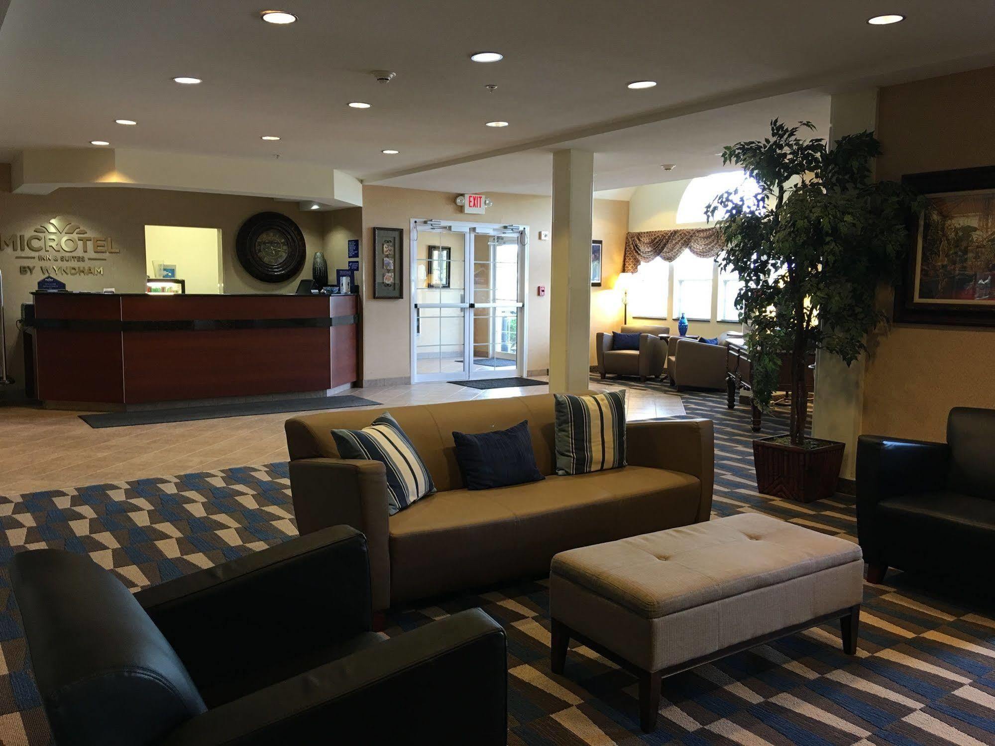Microtel Inn & Suites By Wyndham Indianapolis Airport Bagian luar foto